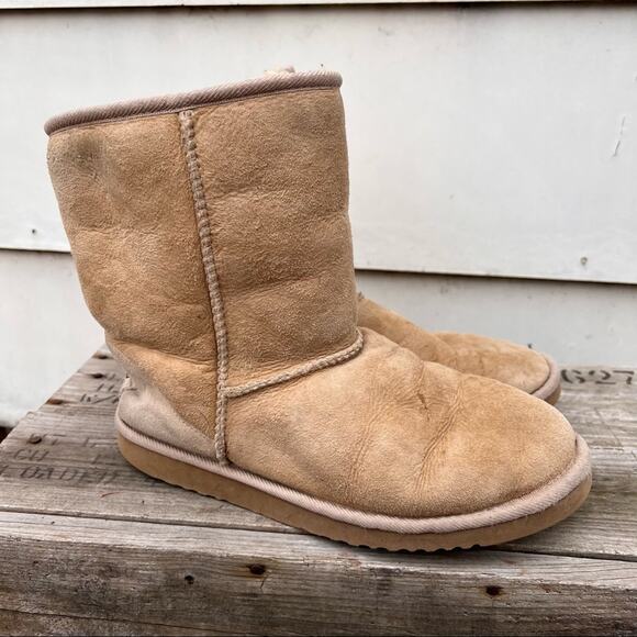 Ugg 5825 Classic Short sheepskin boots tan winter snow Size 9 - Picture 1 of 9